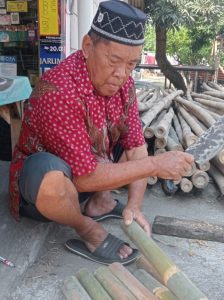Jelang 1 Muharram Pedagang Bambu Kebanjiran Order untuk Pawai Obor