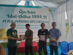 PLN Cikarang Bagikan 1500 Paket Daging Kurban ke Masyarakat