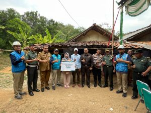 PLN Cikarang Berikan 78 Sambungan Listrik Gratis