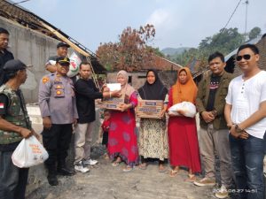 Ormas Jarum Lewidamar Berikan Bantuan Kepada Korban Kebakaran