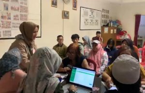 Pesta Senja, Ratusan Warga Serbu Kantor RW di Pengasinan