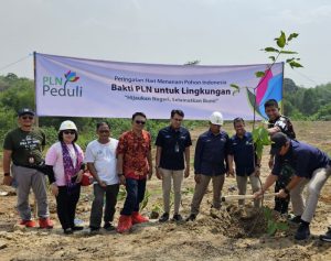 Menjaga Kelestarian Lingkungan, PLN Cikarang Tanam 300 Bibit Pohon 