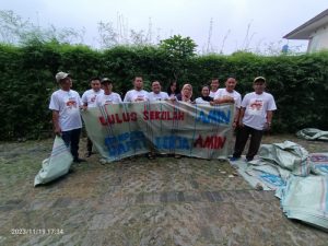 Relawan Anies-Muhaimin Bikin Spanduk dari Karung Bekas