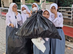 Dukung Adiwiyata, Siswa SMA KORPRI Kumpulkan Botol Air Mineral Bekas