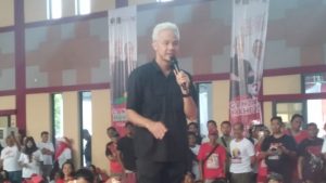 Capres Ganjar Pranowo Dengarkan Keluhan Buruh Yang Pernah Ditipu Calo