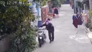 Pengamen Badut Curi Motor Warga Terekam CCTV