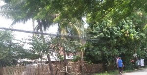 Kabel di Kaliabang Tengah Bahayakan Pengguna Jalan, Warga Minta Pemerintah Peduli
