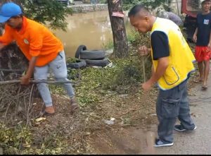 Antisipasi Banjir, Caleg Demokrat Bersih-Bersih Lingkungan
