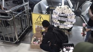 Eskalator Stasiun Bekasi 100 Hari Rusak, Pengguna KRL Aksi Protes