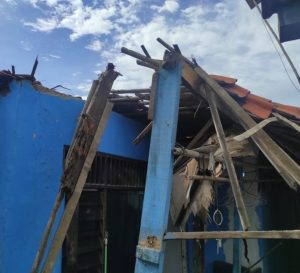 Rumah Warga Roboh Diterjang Angin Kencang