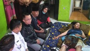 Pj Bupati Bekasi Jenguk Wanita Yang Terseret Motor di Tambun