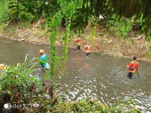 Hari Peduli Sampah, Pasukan Katak DLH Bersih-Bersih Kali
