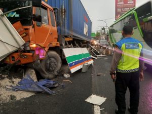 Diduga Mengantuk, Truk Kontainer Tabrak Dinding Beton Pembatas Jalan