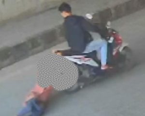Pertahankan Motor, Emak emak Terseret Hingga Ratusan Meter 