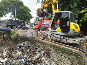 Pematusan, 1 Unit Alat Berat Diterjunkan Angkut Sampah Kali Kapuk