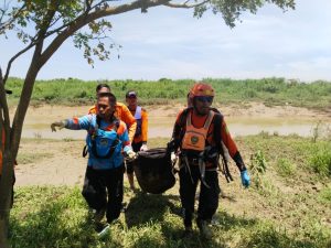 Nenek Penjual Ikan Terseret Arus Sungai Citarum Ditemukan Tewas
