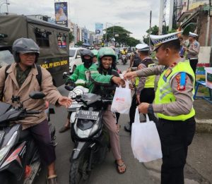Satlantas Polrestro Depok Berbagi Takjil Ramadhan
