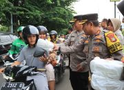 Ratusan Pengendara Motor Dihentikan Polisi, Dibagi Takjil