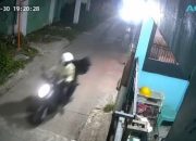 Aksi Begal Rampas HP Warga Terekam CCTV