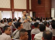 Apresiasi Bhabinkamtibmas, Kapolres Metro Bekasi Berikan Seragam dan Rompi Baru