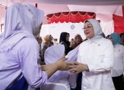 Menaker Pantau Pekerja Perempuan di Bekasi Tes IVA