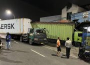 Truk Trailer Tabrak Mobil Box dan Rumah Warga di Bekasi