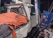 Niat Salip Truk, Mobil Pickup Oleng Tabrak Tiang Listrik di Narogong