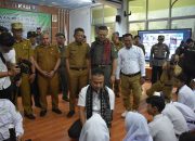 PJ Gubernur Jabar Tinjau MPLS di SMAN 5 Kota Bekasi