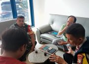 Cegah Judi Online, Babinsa Koramil 02/Pondok Gede dengan Babinkamtibmas Bantu Pengusaha Cek HP Karyawannya