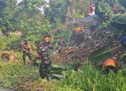 TNI-Polri dan Masyarakat Kerja Bakti Bersihkan Kali Rawalumbu