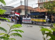 Ratusan Warga Desa Telagamurni Protes Pembangunan Pintu Gerbang PT GRP