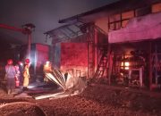 Gegara Bakar Ban Bekas, Bengkel Alat Berat Kebakaran