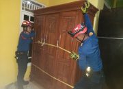 Warga Panggil Tim Damkar untuk Angkat Lemari Jati