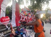 Pendapatan Pedagang Bendera di Rawa Lumbu Stabil Jelang HUT RI ke-79