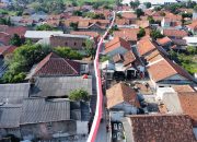 Warga Rengasbandung Barat Bentangkan Bendera Merah Putih Sepanjang 600 Meter
