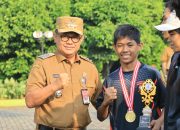Pj Wali Kota Bekasi Serahkan Penghargaan berbagai Prestasi