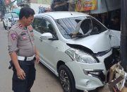 Mobil Minibus Tabrak Tiang Listrik di Marga Jaya, Korban Alami Luka Ringan