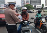 Operasi Zebra di Jalan Ahmad Yani Bekasi, Pemotor Tak Pakai Helm Kena Tegur