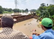 Kapal Tongkang Hanyut di Kali Bekasi