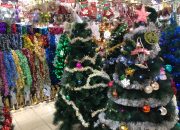 Toko Pernak-Pernik Natal di Bekasi Ramai Didatangi Pembeli, Omzet Penjualan Meningkat