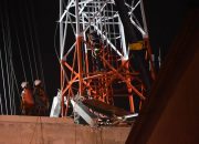 Evakuasi Korban, Petugas SAR Gabungan Turunkan Satu Persatu Besi Tower