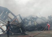 Kebakaran Gudang Bizhub Tambun, Petugas Damkar Mulai Lakukan Pendinginan