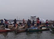 Nelayan di Tarumajaya Demo Minta Pagar Laut Dibongkar