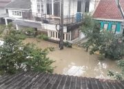 Terjebak Banjir, Warga Bekasi Butuh Bantuan Makanan