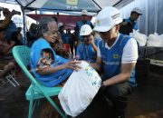 PLN Kontrol Keamanan Kelistrikan, Bantu Evakuasi Warga di Tengah Banjir Bekasi