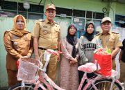 Wali Kota Bekasi Beri Sepeda Baru ke Janda Pedagang Kue Keliling