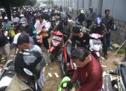 Capai Ribuan, Antrian Pemutihan Pajak Kendaraan di Samsat Bekasi Membludak