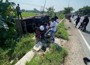 Hilang Konsentrasi, Truk Terguling Tabrak Motor dan Tiang PJU di Kedungwaringin