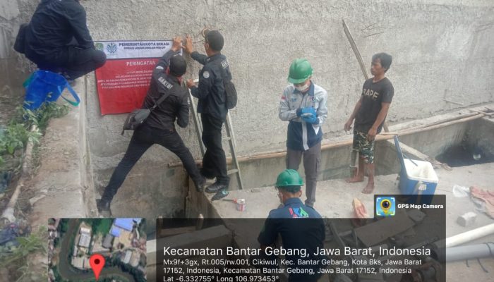 DLH Kota Bekasi Segel Pipa Ilegal Laundry Buang Limbah ke Kali Bekasi