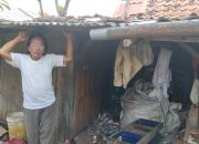 Tinggal di Rumah Yang Tidak Layak, Kakek Cambang Warga Babelan Butuh Bantuan Pemerintah